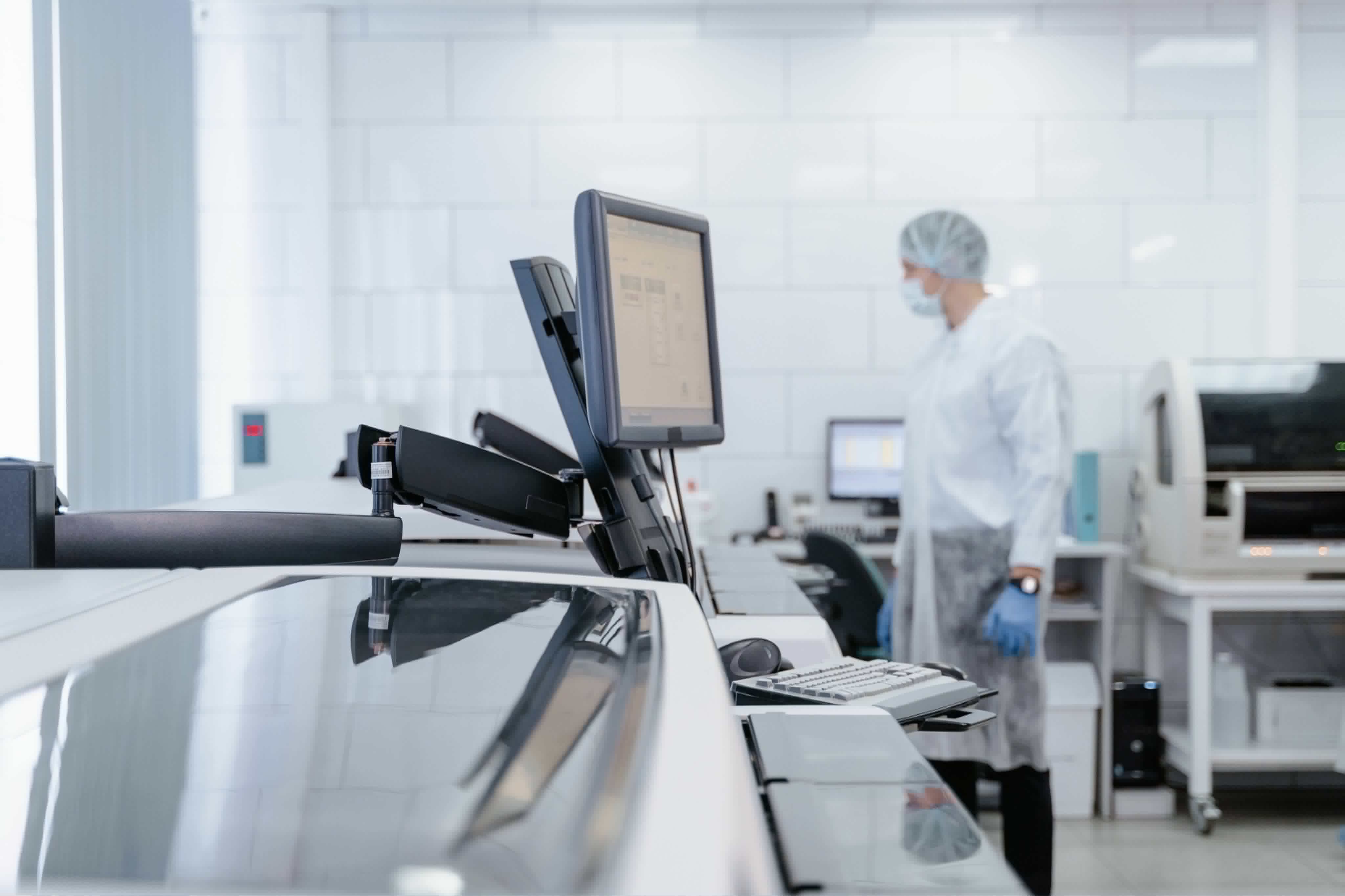 Vue d'ensemble du laboratoire d'analyses médicales avec équipement moderne