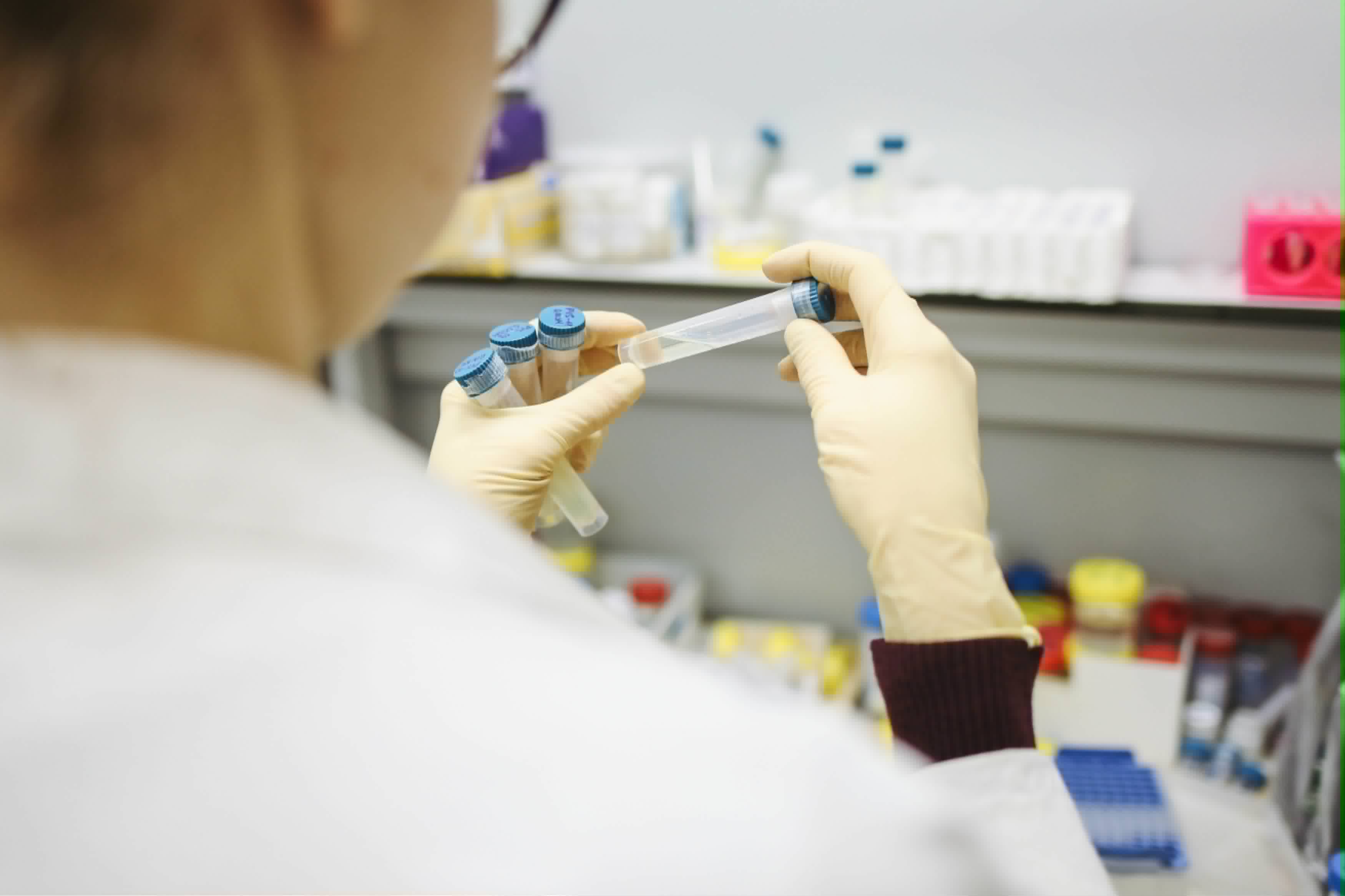 Technicienne de laboratoire tenant des tubes d'analyse