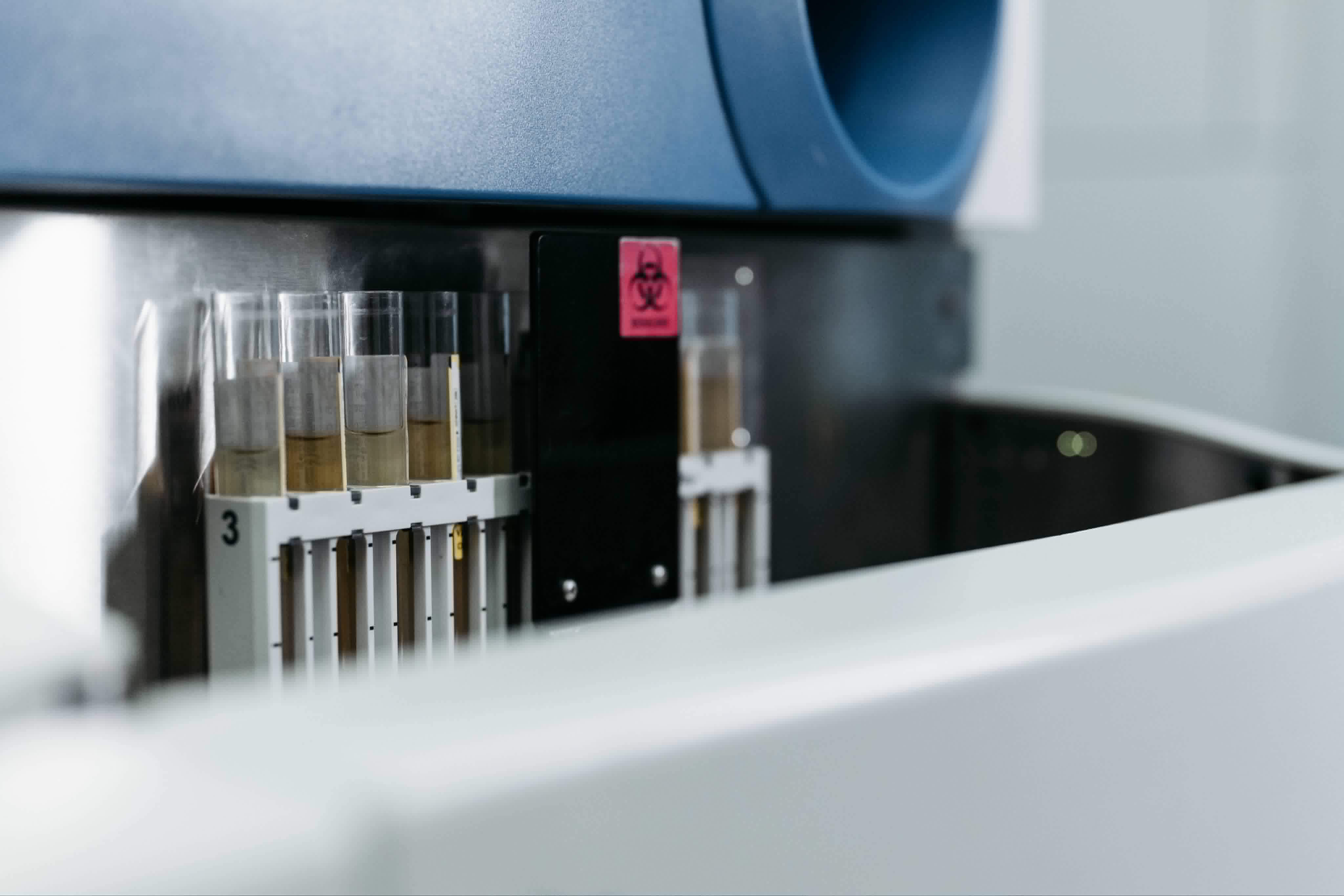 Carrousel d'analyseur avec échantillons et étiquette de sécurité biologique