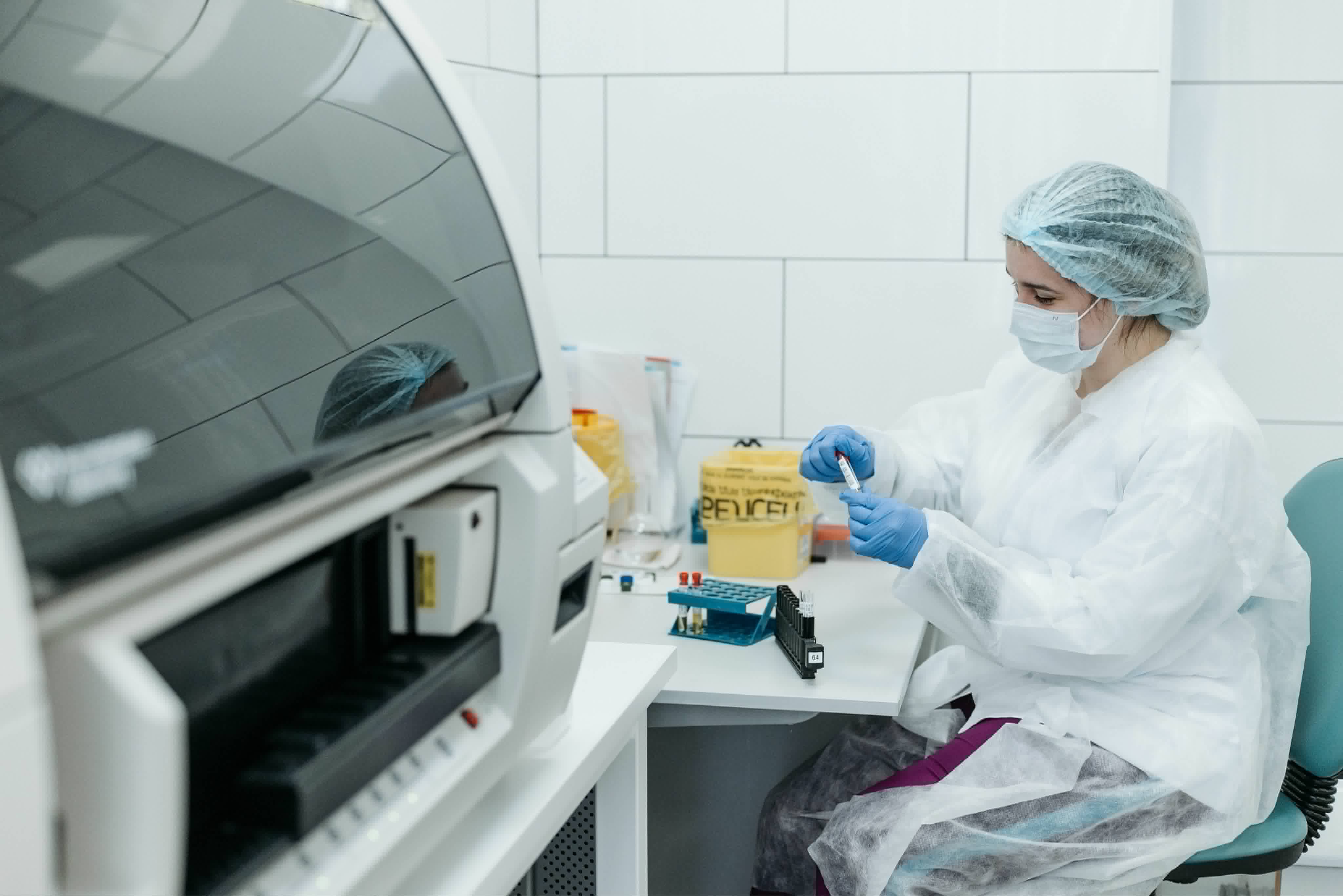 Espace de travail du laboratoire avec étagères de réactifs